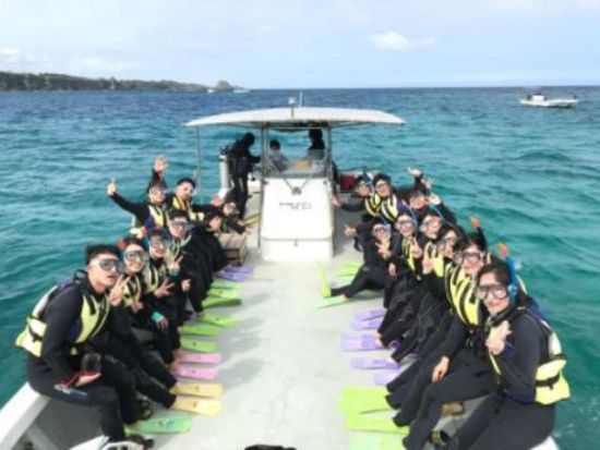 熱帯魚の楽園シュノーケリング グリーンフィンズ認定店で環境に優しくシュノーケリング！ 学割プランあり ＜ボート／ショップ設備利用可／約2時間半／恩納村発＞