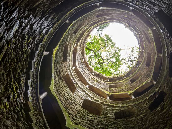 Regaleira Palace_Initiation Well_pixta_10965375_M