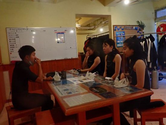 体験ダイビング 熱帯魚の楽園を満喫 グリーンフィンズ認定店で環境に優しいダイビング！ 学割プランあり ＜ボート／ショップ設備利用可／約2時間半／恩納村発＞