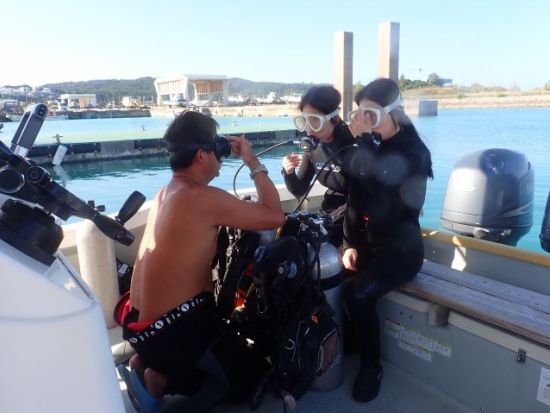 体験ダイビング 熱帯魚の楽園を満喫 グリーンフィンズ認定店で環境に優しいダイビング！ 学割プランあり ＜ボート／ショップ設備利用可／約2時間半／恩納村発＞