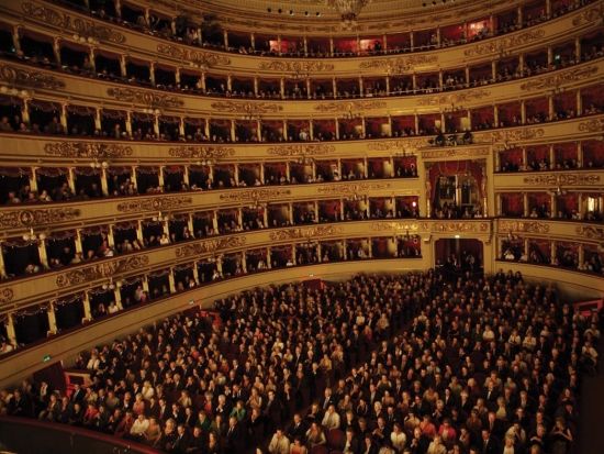 スカラ座見学ツアー　スカラ座の劇場内とスカラ座博物館をガイドがご案内！＜1.5時間／英語ガイド＞