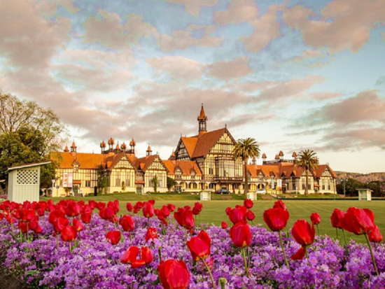 ロトルア宿泊ツアー　ホビット村見学＆ロトルア市内観光 ＜1泊2日または2泊3日／1日目：日本語ドライバー／オークランド空港発＞