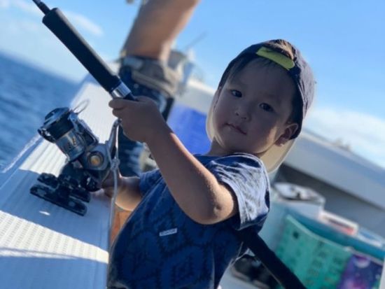 貸切フィッシング＆GRILL！うみんちゅ漁師と行く魚釣り 釣れたお魚は炭火でみんなでグリル♪＜手ぶら参加OK／2名～／恩納村＞