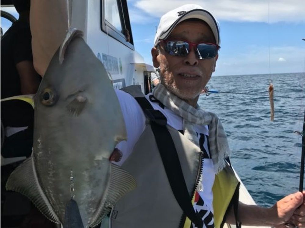 南の島で釣りをしむシュナウザー うちの子シーグラスアート