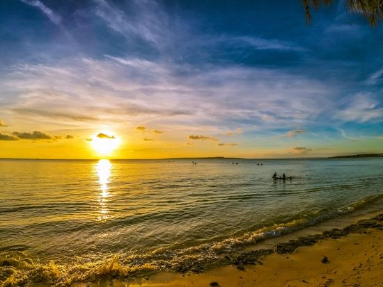 サンセットドライブ 電気自動車「COMS」で夕陽の中をドライブ！夕焼けの空を背景に本格記念撮影 ベストスポットをガイドがご案内＜宮古島＞