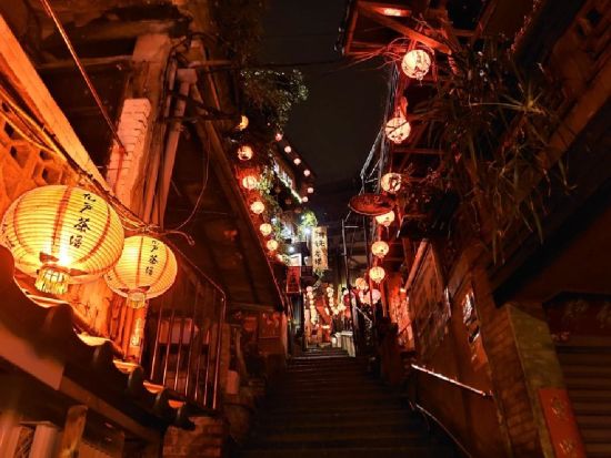 19時出発！ナイト九份ツアー　比較的空いている遅めの夜の時間帯にお茶体験＆自由散策を満喫  ＜日本語ガイド＞by JTB