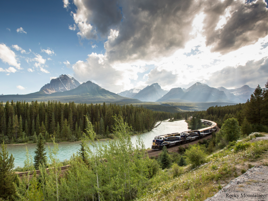 豪華列車の旅　ロッキーマウンテニア鉄道　ホテル宿泊ツアー＜4～10月／1泊2日／朝食＆昼食付き／バンクーバー発バンフ着＞