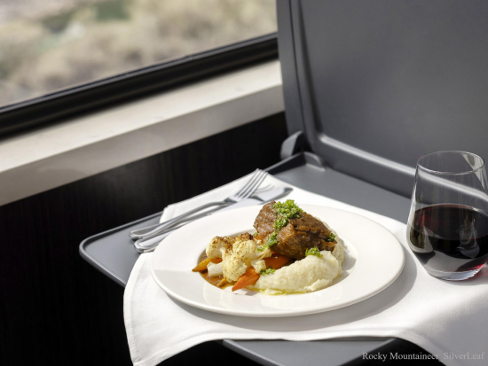 豪華列車の旅　ロッキーマウンテニア鉄道　ホテル宿泊ツアー＜4～10月／1泊2日／朝食＆昼食付き／バンフ発バンクーバー着＞