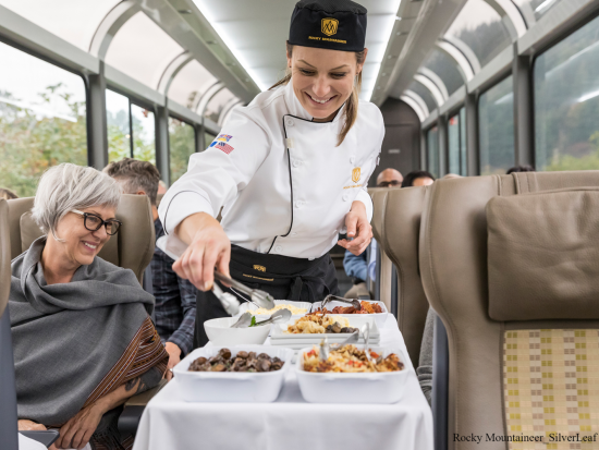 豪華列車の旅　ロッキーマウンテニア鉄道　ホテル宿泊ツアー＜4～10月／1泊2日／朝食＆昼食付き／バンクーバー発バンフ着＞