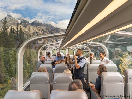 豪華列車の旅　ロッキーマウンテニア鉄道　ホテル宿泊ツアー＜4～10月／1泊2日／朝食＆昼食付き／バンクーバー発バンフ着＞