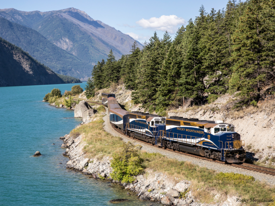 豪華列車の旅　ロッキーマウンテニア鉄道　ホテル宿泊ツアー＜4～10月／1泊2日／朝食＆昼食付き／バンクーバー発バンフ着＞