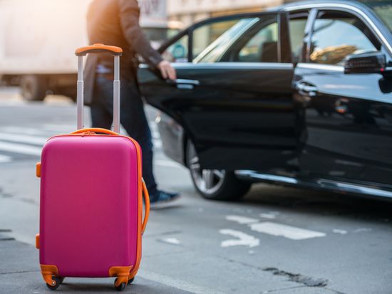airport_pickup_suitcase_transfer_shutterstock_596931482
