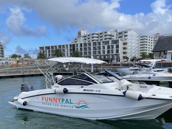 北谷デイクルージング　2名様から貸切可能！気軽に海上ドライブ＜2～9名／北谷町＞