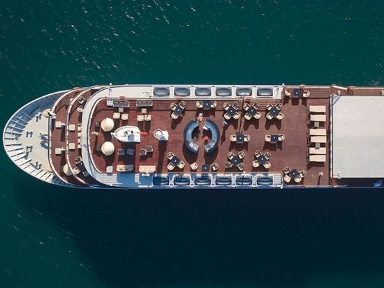 世界遺産ハロン湾1泊2日クルーズ「パラダイス号」長い実績を持つ洗練されたクルーズ船で快適な船旅を！ ＜英語ガイド＞