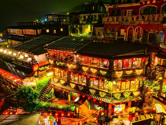 Taiwan_Jiufen_shutterstock_1340192270