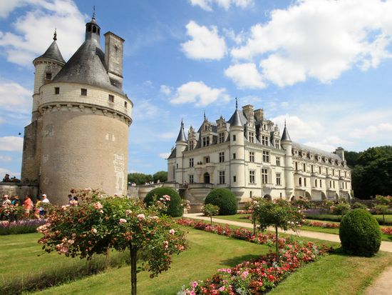Chenonceau_Castle_Garden_shutterstock_461283469