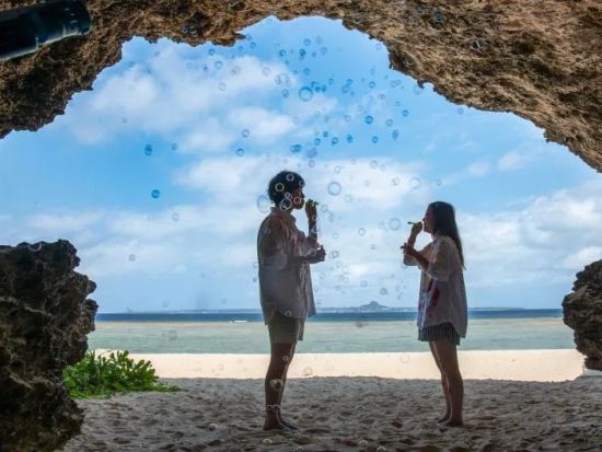 ペイントフォト 人気のペイントフォトが瀬底島で楽しめる♪思い出を写真に残そう！ムービー付きプランもあり◎＜約1時間～2時間／ドローン撮影可／瀬底島＞