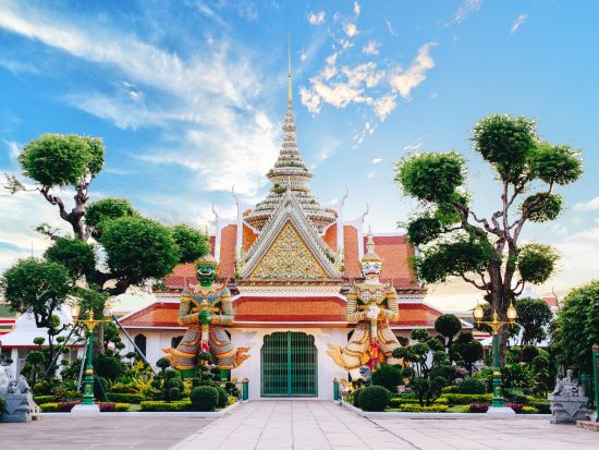 本格的なタイ衣装で写真撮影！タイの衣装体験＋ワットアルン観光＜混乗or貸切／半日／英語ガイド＞