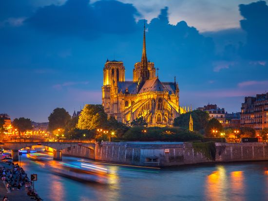 France_Paris_Seine_Notre Dame de Paris at night__pixta_50870528_M