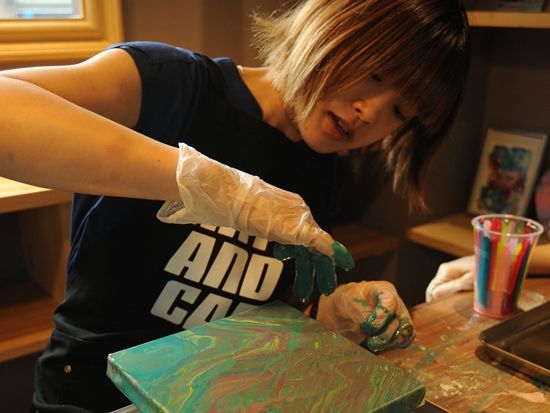 【原宿】たらし込みアート体験 アート・ミュージック・ドリンクを楽しむ贅沢なひと時 世界に一つだけのオリジナル作品を作成＜午後／2時間＞