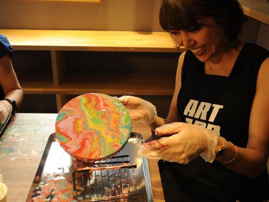 【原宿】たらし込みアート体験 アート・ミュージック・ドリンクを楽しむ贅沢なひと時 世界に一つだけのオリジナル作品を作成＜午後／2時間＞