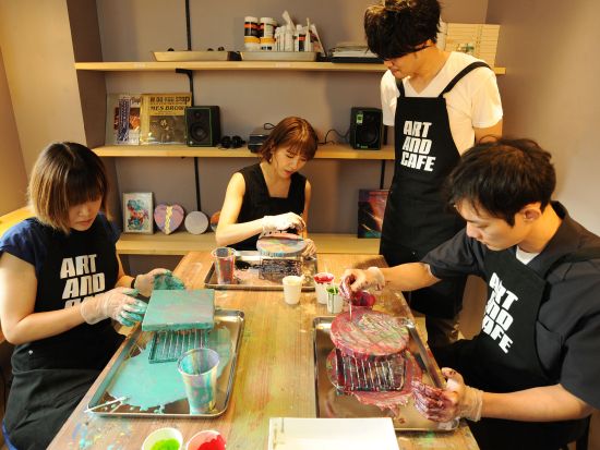 【原宿】たらし込みアート体験 アート・ミュージック・ドリンクを楽しむ贅沢なひと時 世界に一つだけのオリジナル作品を作成＜午後／2時間＞