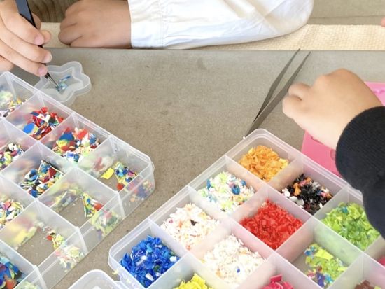 海洋プラスチックアクセサリー/キーホルダー作り 楽しい海ゴミ講座も！まるで宝探しなビーチクリーンのセットプランもあり＜約3時間／那覇＞