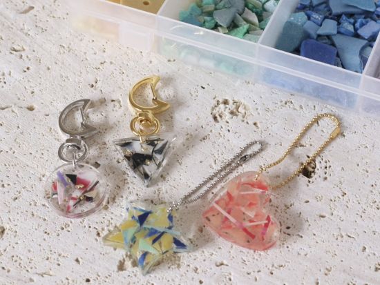 海洋プラスチックアクセサリー/キーホルダー作り 楽しい海ゴミ講座も！まるで宝探しなビーチクリーンのセットプランもあり＜約3時間／那覇＞