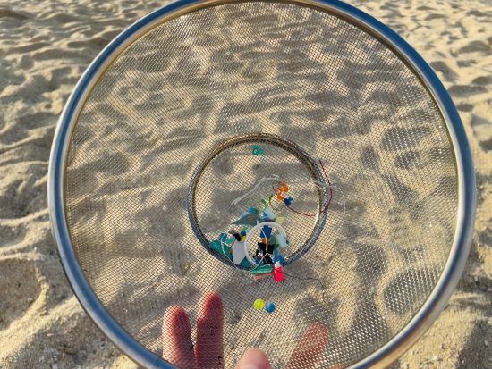 海洋プラスチックアクセサリー/キーホルダー作り 楽しい海ゴミ講座も！まるで宝探しなビーチクリーンのセットプランもあり＜約3時間／那覇＞