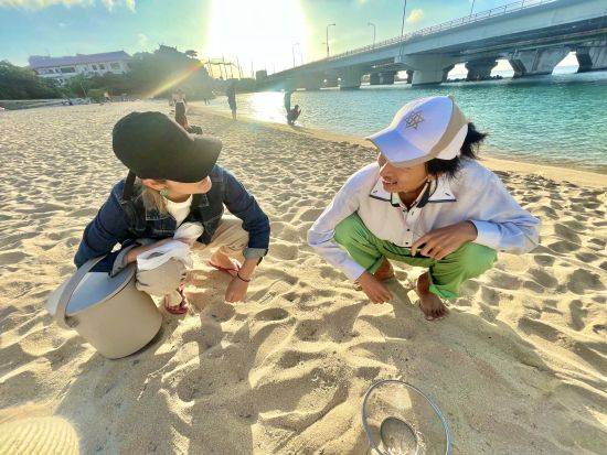 海洋プラスチックアクセサリー/キーホルダー作り 楽しい海ゴミ講座も！まるで宝探しなビーチクリーンのセットプランもあり＜約3時間／那覇＞