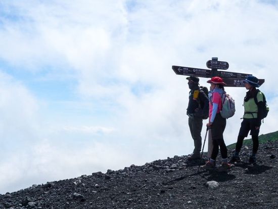富士山ハイキングツアー　富士最大の噴火口！宝永火山の火口巡り＜5～6月、9～10月／昼食付／富士五湖・河口湖送迎付き／富士河口湖町＞