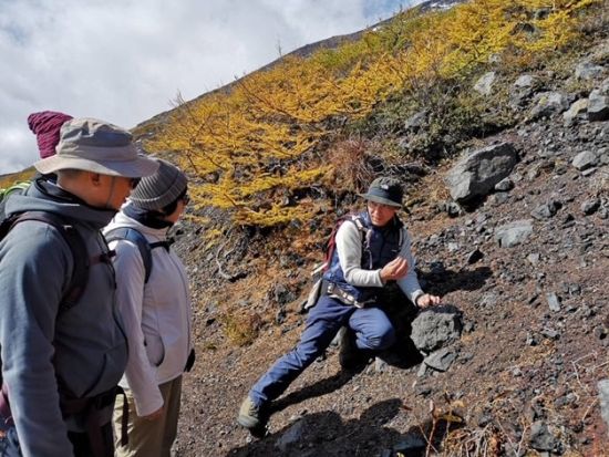 富士山ハイキングツアー　富士最大の噴火口！宝永火山の火口巡り＜5～6月、9～10月／昼食付／富士五湖・河口湖送迎付き／富士河口湖町＞