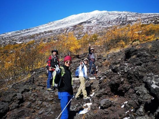富士山ハイキングツアー　富士最大の噴火口！宝永火山の火口巡り＜5～6月、9～10月／昼食付／富士五湖・河口湖送迎付き／富士河口湖町＞