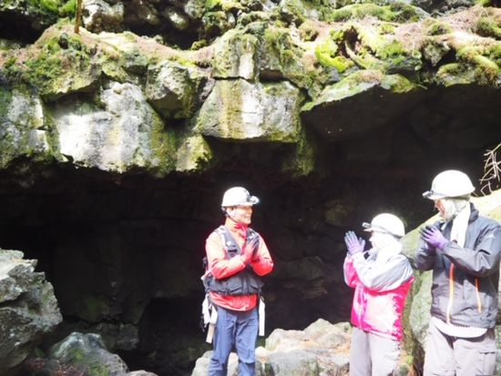 本栖氷穴（入洞）