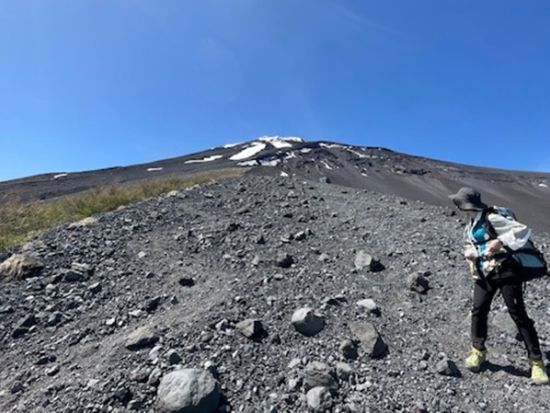 富士山ハイキングツアー　富士最大の噴火口！宝永火山の火口巡り＜5～6月、9～10月／昼食付／富士五湖・河口湖送迎付き／富士河口湖町＞