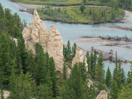 Canada_Alberta_Banff_hoodoos_pixta_58490449_M