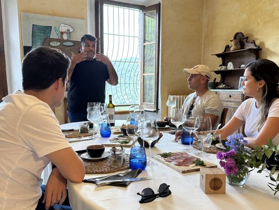 邸宅ワイナリーを訪れる特別なワインツアー　ブドウ畑＆洞窟ワインセラー見学＋ワイン試飲＆地元食材の昼食＜貸切／6時間／昼食付／英語または日本語／バルセロナ発＞