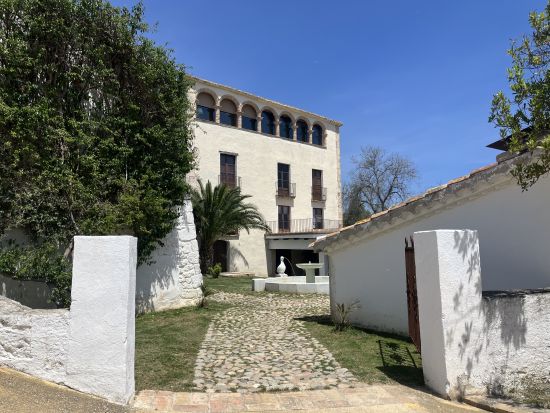 邸宅ワイナリーを訪れる特別なワインツアー　ブドウ畑＆洞窟ワインセラー見学＋ワイン試飲＆地元食材の昼食＜貸切／6時間／昼食付／英語または日本語／バルセロナ発＞