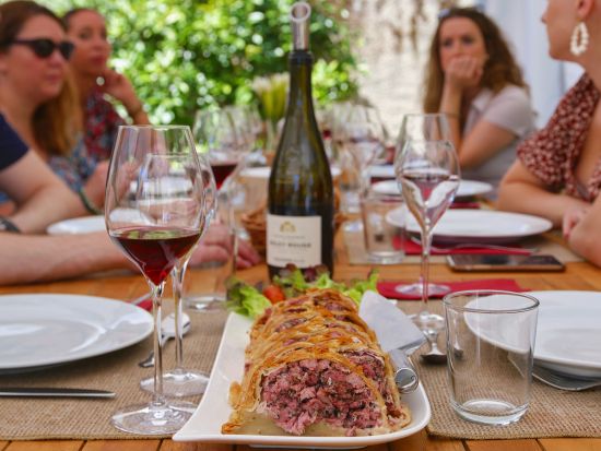 シャンパーニュ地方 小規模ワイナリー見学 試飲＆伝統料理のランチ付き＜ランス発またはエペルネー発／英語ガイド＞