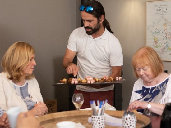 シャンパーニュ地方 小規模ワイナリー見学 試飲＆伝統料理のランチ付き＜ランス発またはエペルネー発／英語ガイド＞