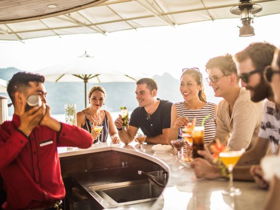 世界遺産ハロン湾＋ランハー湾1泊2日クルーズ「オウコー号」全室バルコニー付き！最大規模を誇るデラックスクルーズ船で優雅な船旅