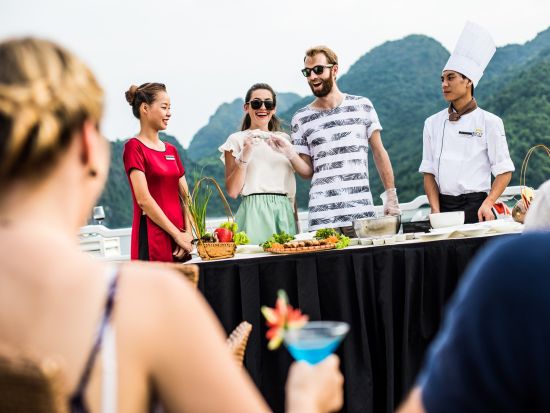 世界遺産ハロン湾＋ランハー湾1泊2日クルーズ「オウコー号」全室バルコニー付き！最大規模を誇るデラックスクルーズ船で優雅な船旅