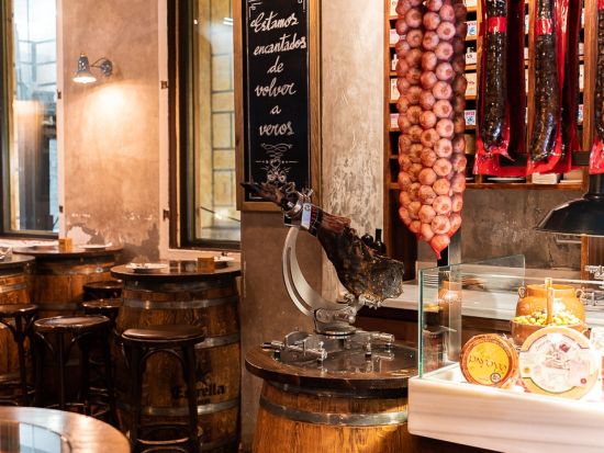 スペインの食を知るガストロノミックタパスツアー　地元エキスパート厳選バル3軒＋市場ツアー＜貸切／食事・ドリンク込／英語または日本語＞