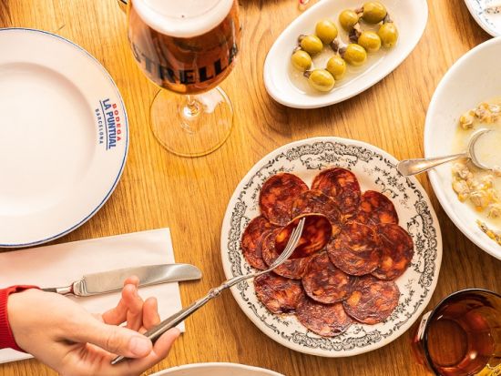 スペインの食を知るガストロノミックタパスツアー　地元エキスパート厳選バル3軒＋市場ツアー＜貸切／食事・ドリンク込／英語または日本語＞