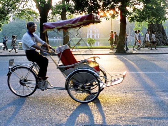 シクロで巡るハノイナイトツアー　ハノイ大教会＋ホアンキエム湖＋水上人形劇＋ハノイ名物ブンチャーのディナー＜夕食付／日本語ガイド＞