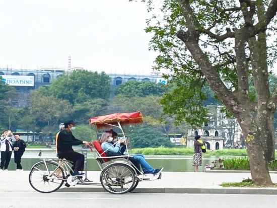 ハノイ満喫！市内観光ツアー　ホーチミン廟＋タンロン遺跡＋シクロ体験＋ベトナム名物のお食事＆おやつ＜混載／1日／日本語ガイド＞