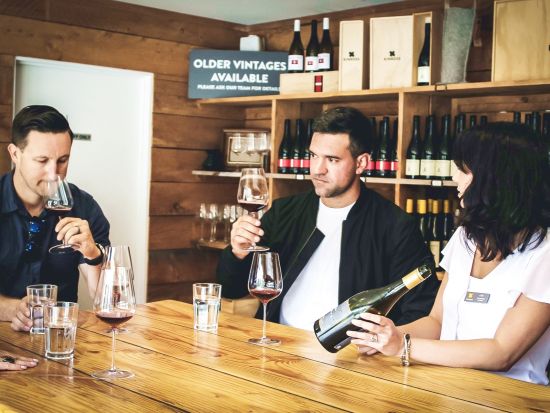 ギブストンバレーワイナリー半日ツアー　3軒のワイナリーや地下ワイン洞窟を訪問！＜午後発／試飲付／チーズボード付き／英語ガイド／クイーンズタウン発＞