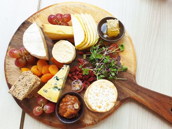 ギブストンバレーワイナリー半日ツアー　3軒のワイナリーや地下ワイン洞窟を訪問！＜午後発／試飲付／チーズボード付き／英語ガイド／クイーンズタウン発＞