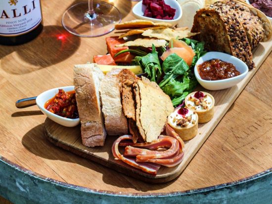 セントラルオタゴ ワイナリーツアー　3つの対照的な産地から4軒のワイナリーを訪問！＜午前発／試飲付／昼食付／英語ガイド／クイーンズタウン発＞