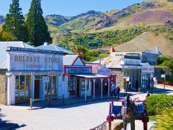 セントラルオタゴ ワイナリーツアー　3つの対照的な産地から4軒のワイナリーを訪問！＜午前発／試飲付／昼食付／英語ガイド／クイーンズタウン発＞